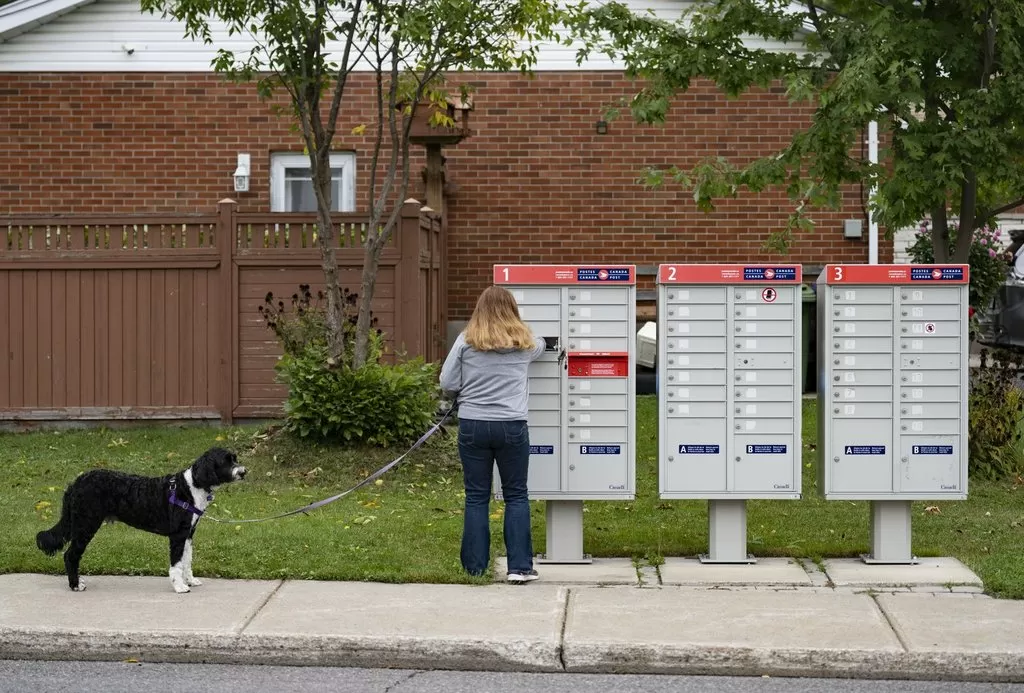 Mailing in your taxes? CRA says changes are coming amid push to digital