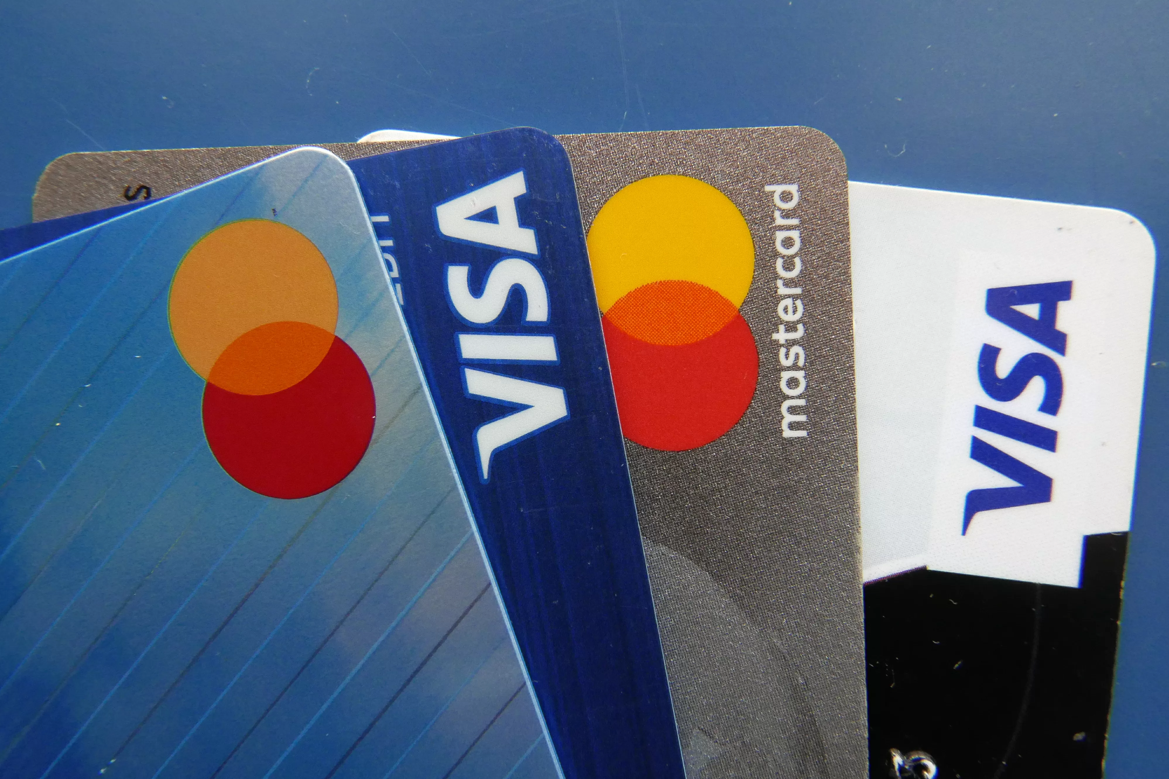 4 in 10 Canadians used credit cards more last year than in 2024: report