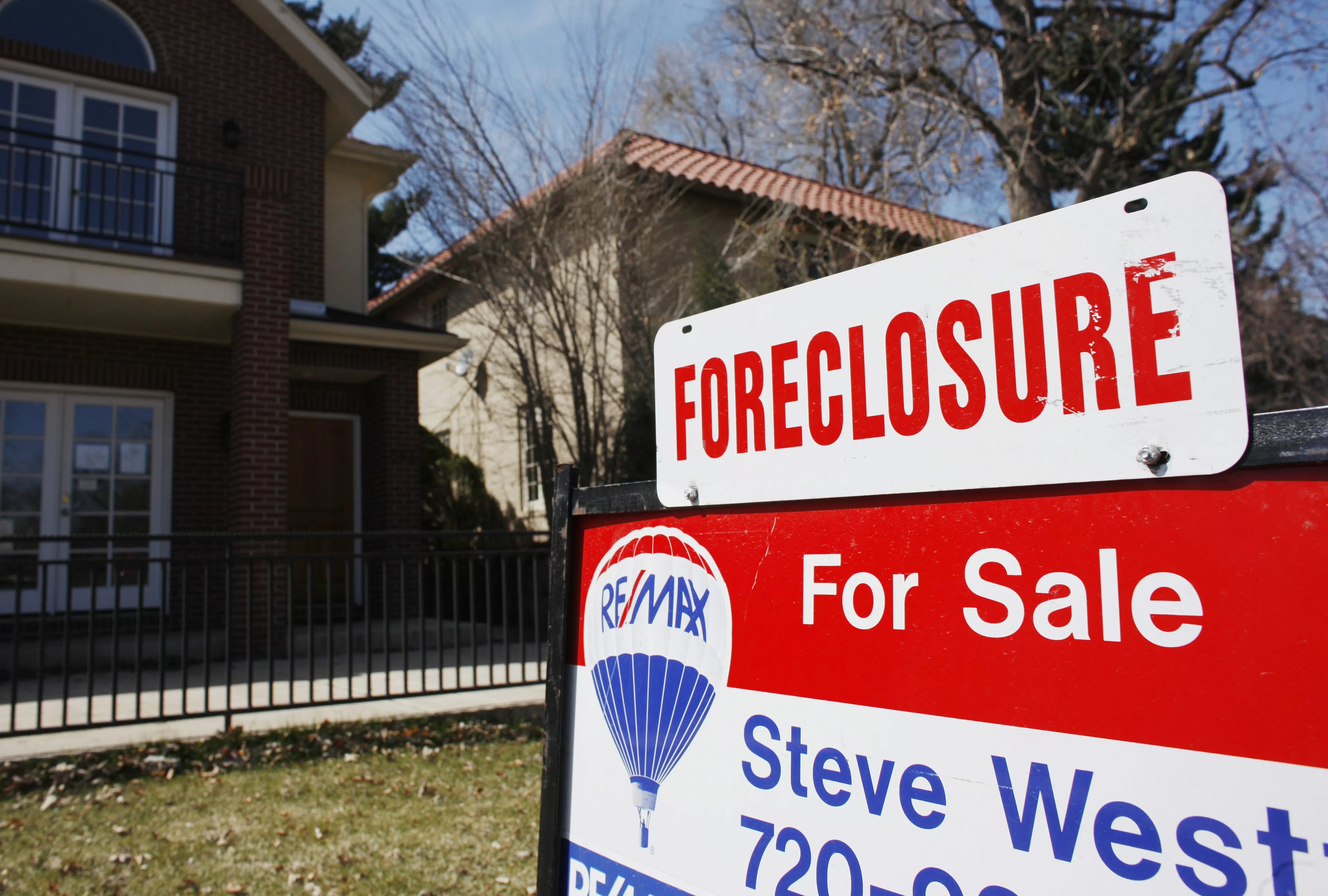 Almost 900K American households are late on mortgage payments, report says