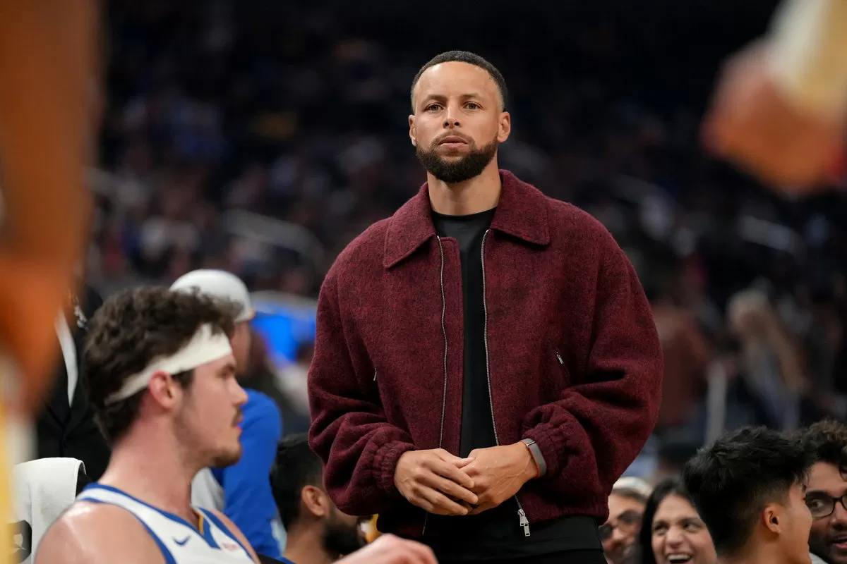 Warriors’ New Signing Impresses Stephen Curry but Threatens 26-Year-Old Star’s Future With the Team