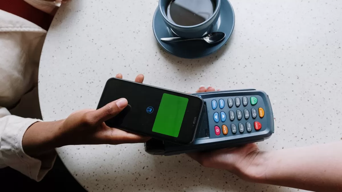 Apple Tap-to-Pay Vulnerability Demonstrated on Video as YouTuber Steals $10,000 From a Locked iPhone