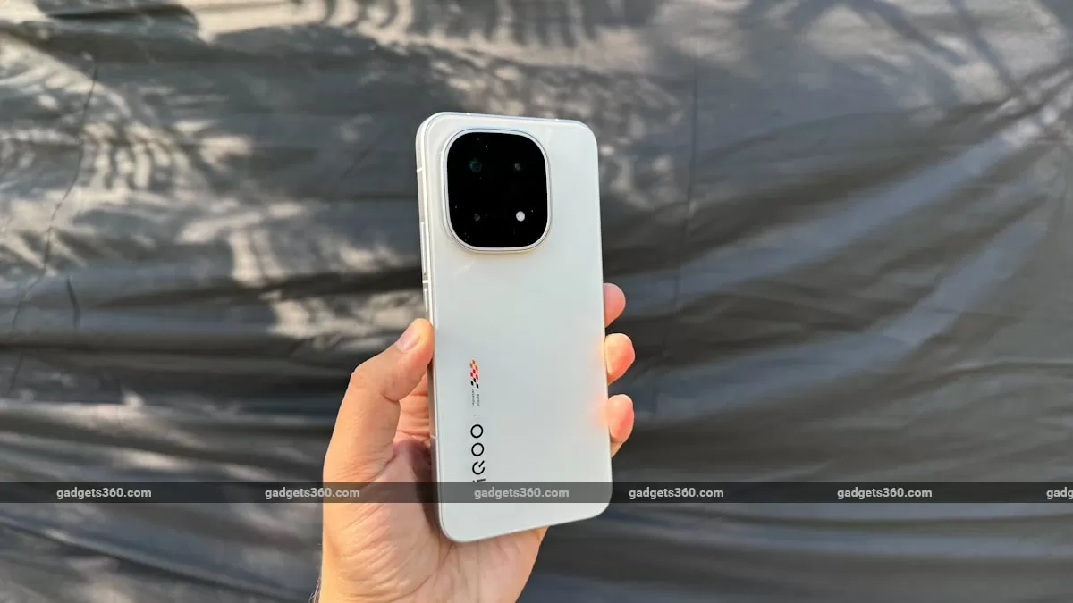 iQOO 16 Will Feature Flagship Snapdragon 8 Elite Gen 6 Pro Chip and Samsung Display, Tipster Claims